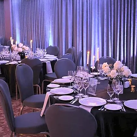 מלון Hilton Garden