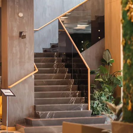 Hilton Garden מלון 4*